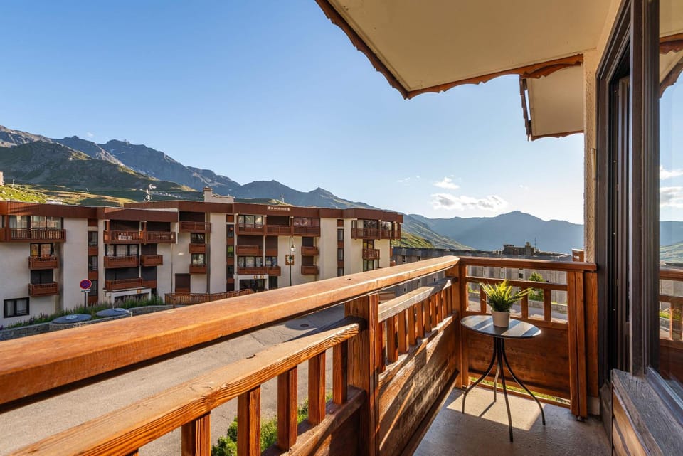 Property building, Nearby landmark, View (from property/room), Balcony/Terrace, Mountain view