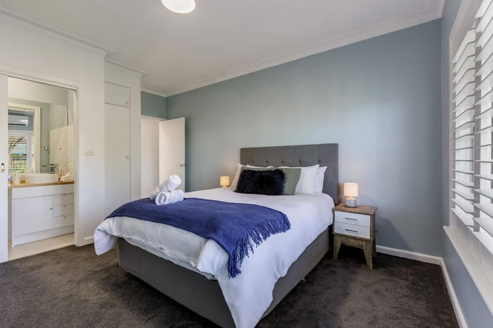 Bedroom, towels, wardrobe