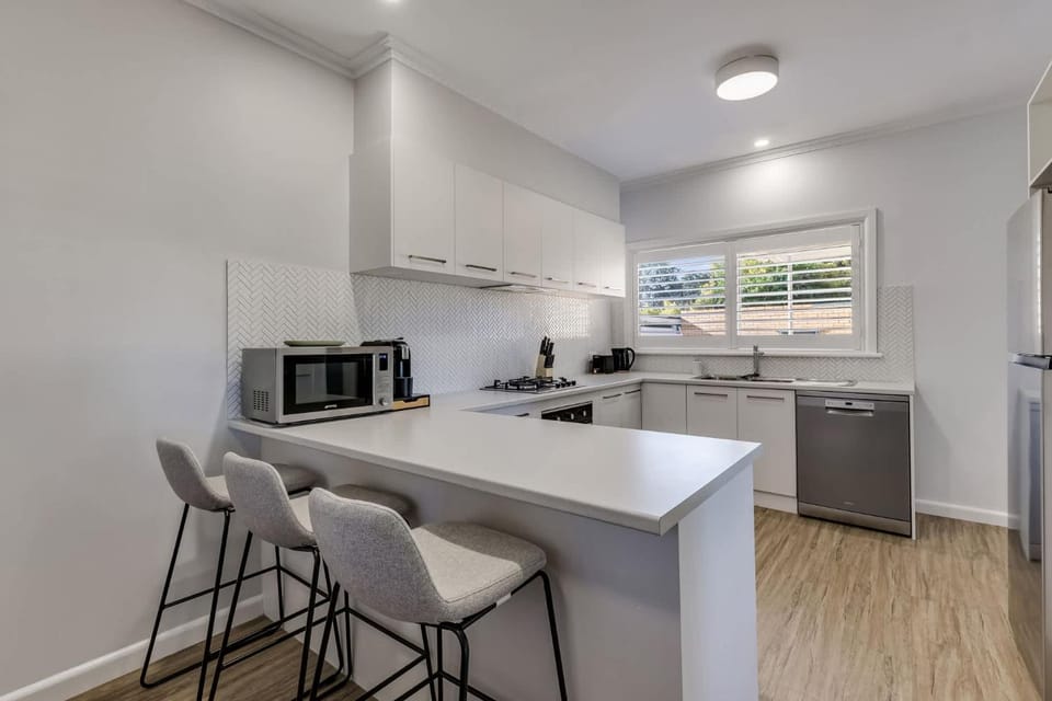 Coffee/tea facilities, dishwasher, oven, stove, toaster