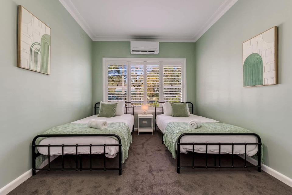 Bed, towels, air conditioner