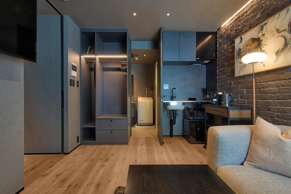 Kitchen or kitchenette, Seating area, storage