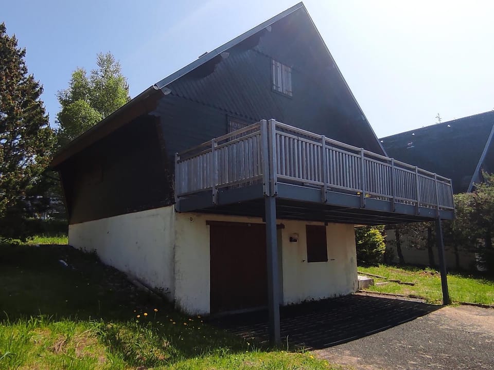 Chalet montagnard confortable à Super Besse avec grand terrain et parking privé - FR-1-814-139 Chalet in Besse-et-Saint-Anastaise