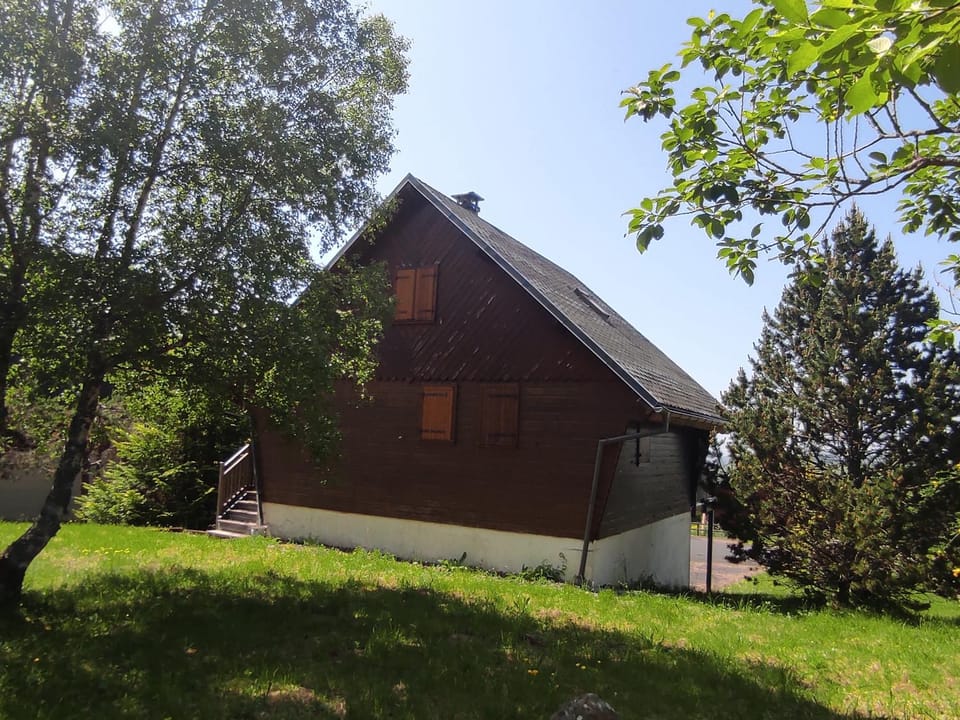 Chalet montagnard confortable à Super Besse avec grand terrain et parking privé - FR-1-814-139 Chalet in Besse-et-Saint-Anastaise