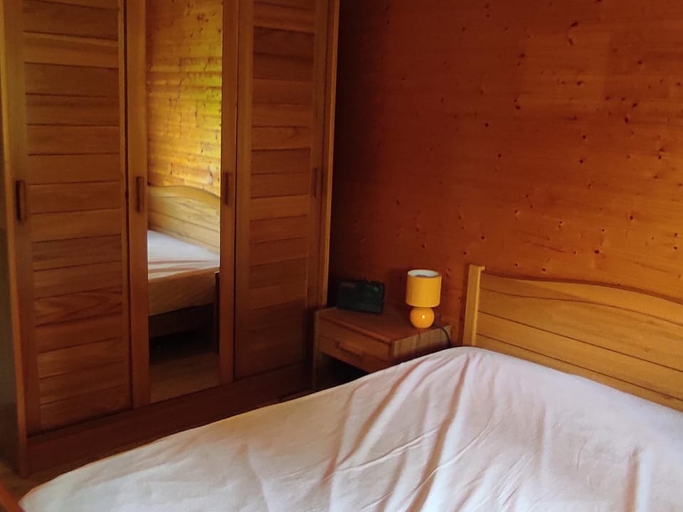 Chalet montagnard confortable à Super Besse avec grand terrain et parking privé - FR-1-814-139 Chalet in Besse-et-Saint-Anastaise