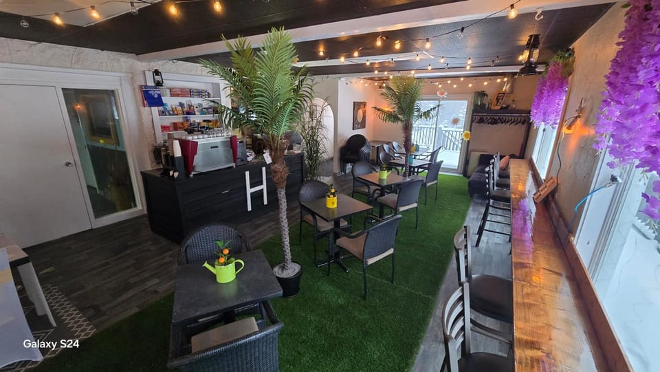 Restaurant/places to eat, Banquet/Function facilities, Seating area, Evening entertainment