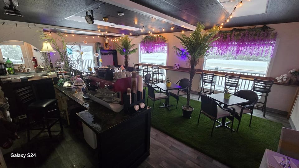 Restaurant/places to eat, Restaurant/places to eat, Banquet/Function facilities, Seating area