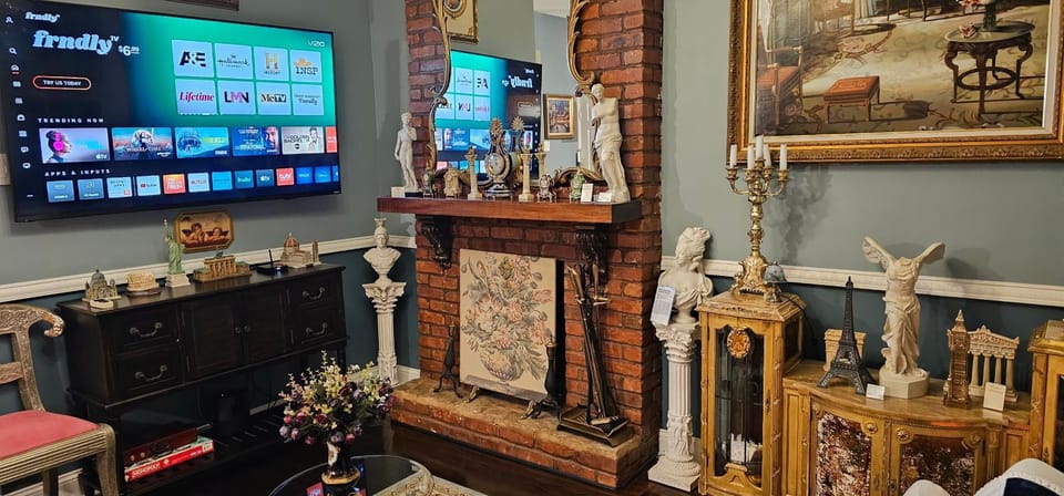 Luxurious Apartment at Colonial Townhouse Apartment in Ridgewood