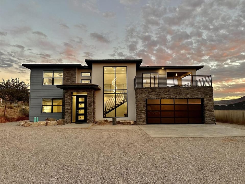 Desert Horizon Retreat 4 Bedroom Luxury Villa - Pool, Hot Tub & Panoramic Views House in Spanish Valley