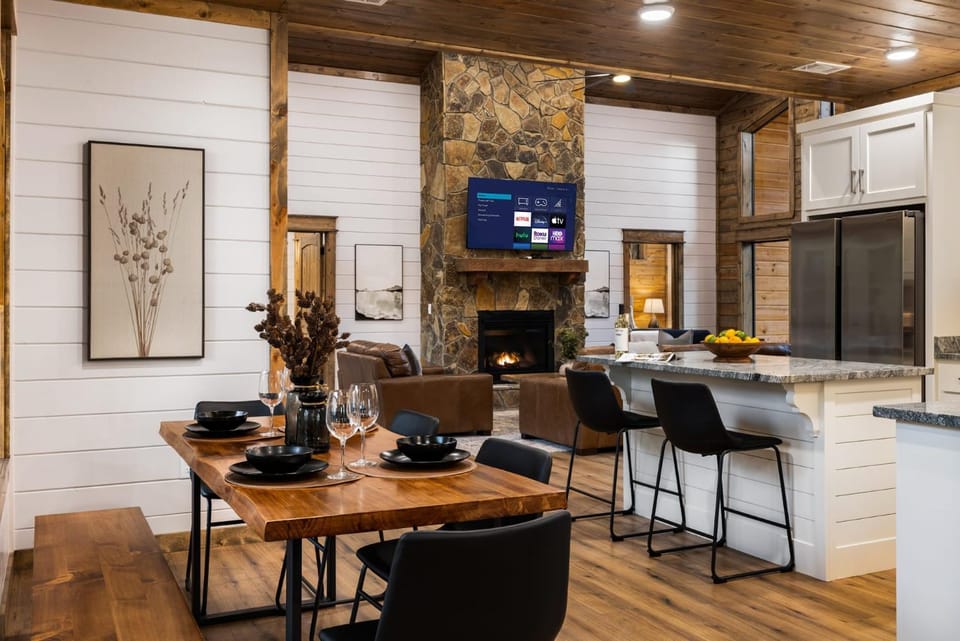 Hidden Cabin Among Pines with Hot Tub & Fire Pit Cabin in Oklahoma