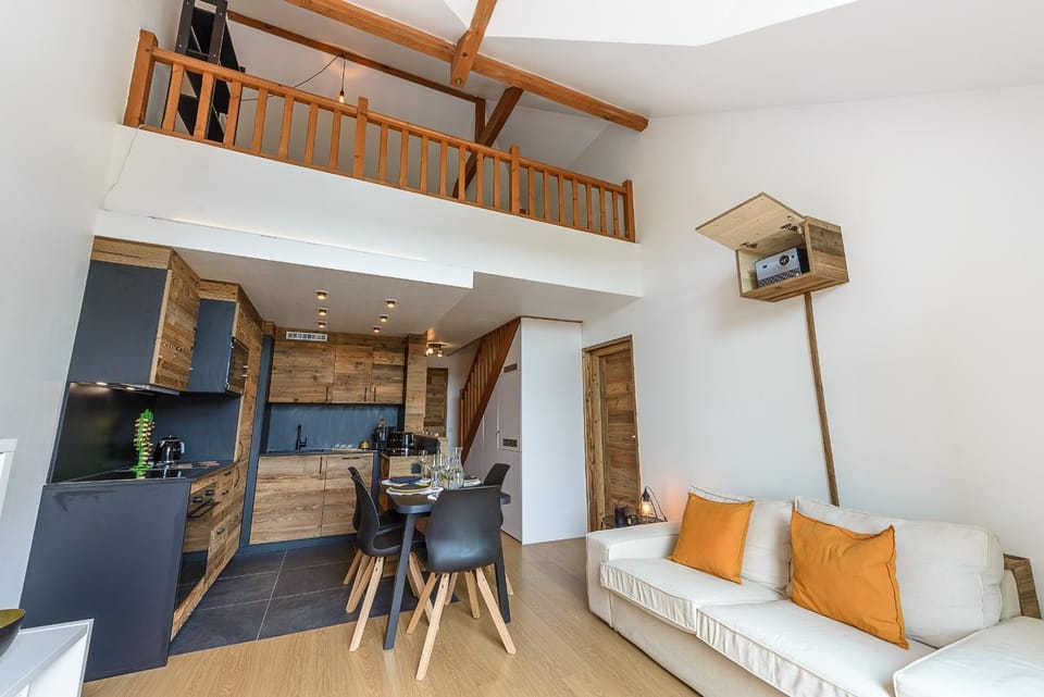 Kitchen or kitchenette, Seating area