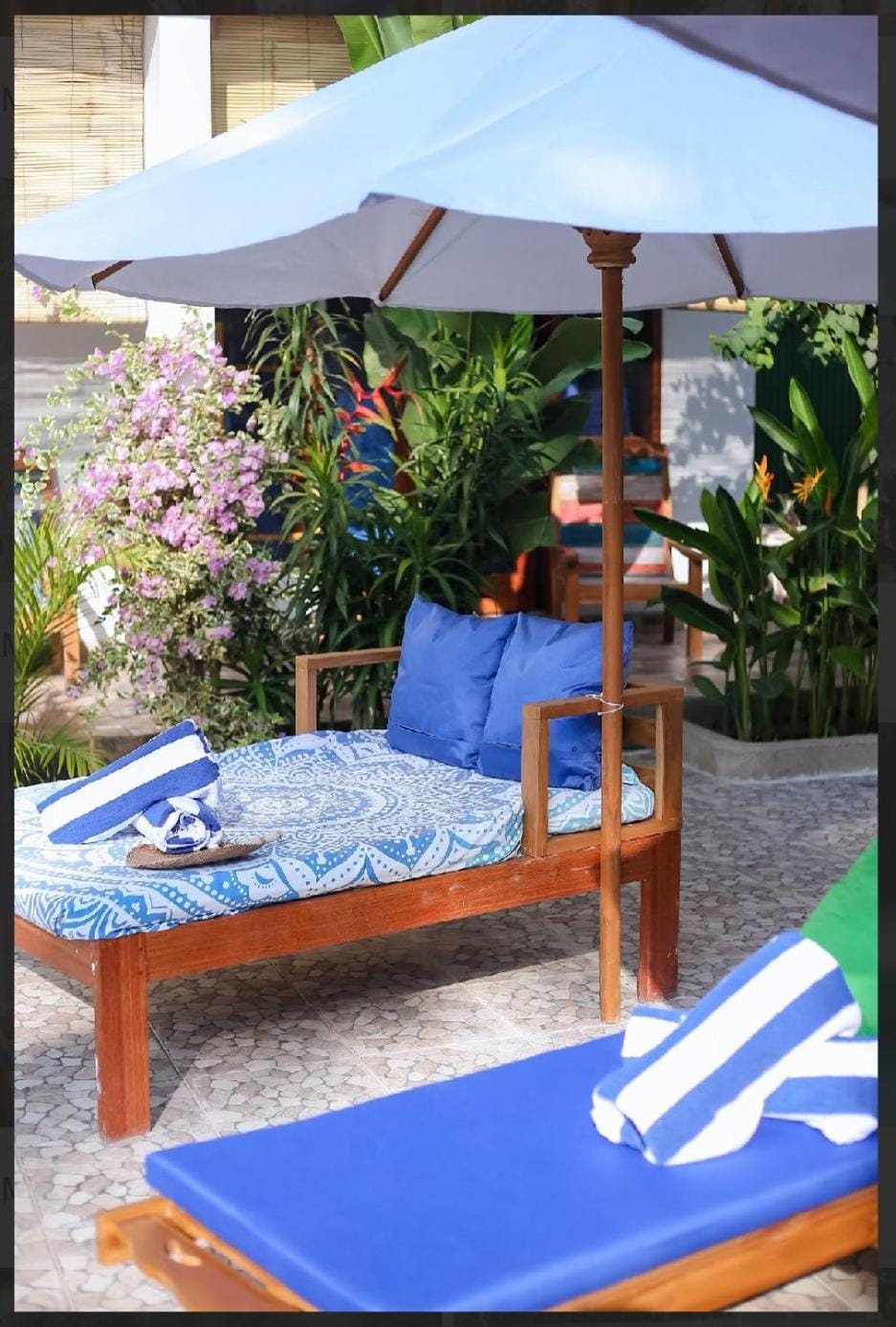 Swimming pool, sunbed