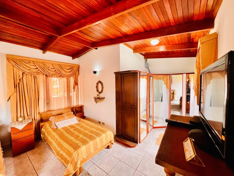 Casa para grupos grandes 28 huéspedes Villa in Heredia Province