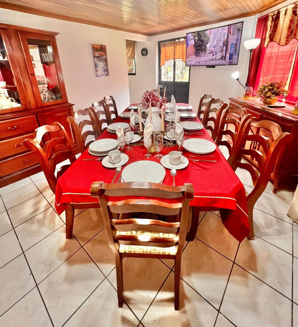 Casa para grupos grandes 28 huéspedes Villa in Heredia Province
