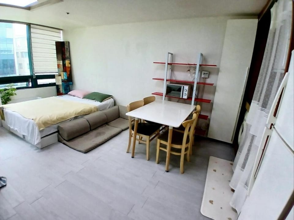 5 house with a great view and elevator access Right in front of Hongik Univ Station Apartment in Seoul