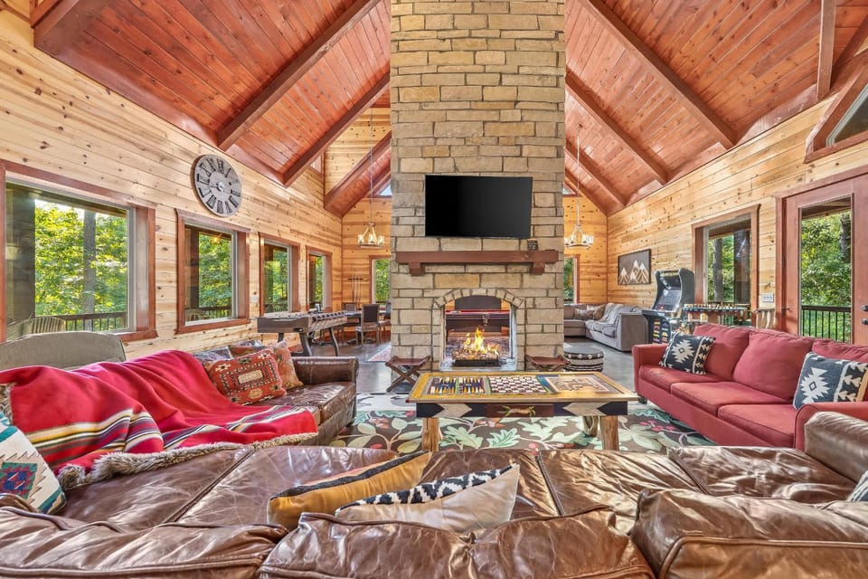 New 6BR Spa-Firepit-Pool Table-Arcade-Mini Golf House in Broken Bow