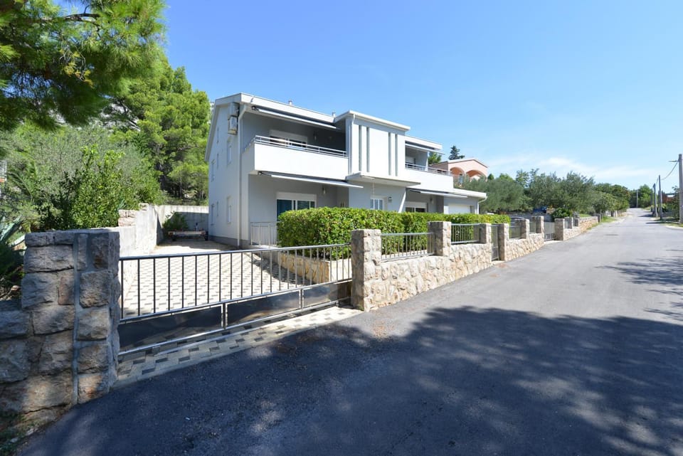 Property building, Facade/entrance, Off site
