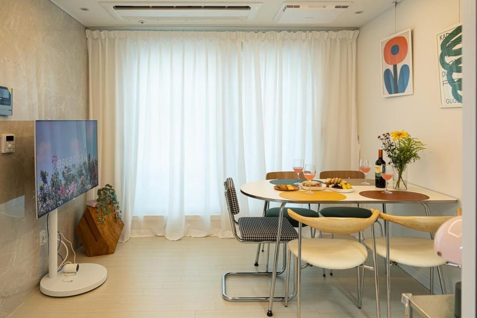 TV and multimedia, Living room, Seating area, Dining area