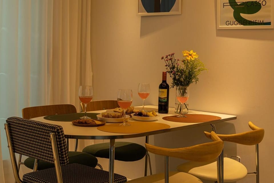 Living room, Seating area, Dining area