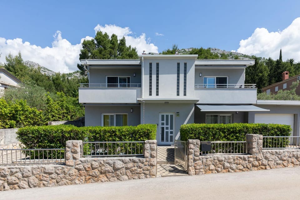 Property building, Facade/entrance, Off site