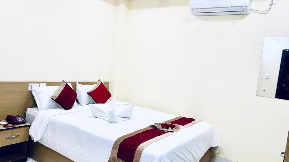 Bed, Photo of the whole room, Bedroom, towels, air conditioner