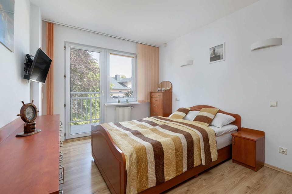 Bed, TV and multimedia, Bedroom