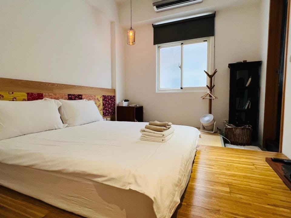 Bed, Photo of the whole room, Bedroom, towels, air conditioner