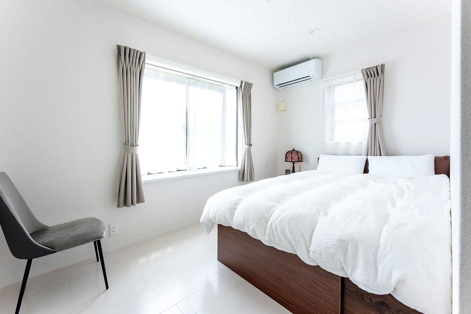 Bed, Photo of the whole room, Bedroom, air conditioner