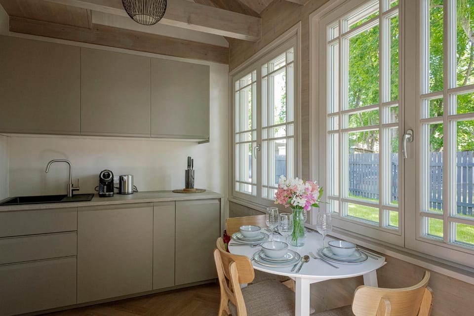 Kitchen or kitchenette, Dining area