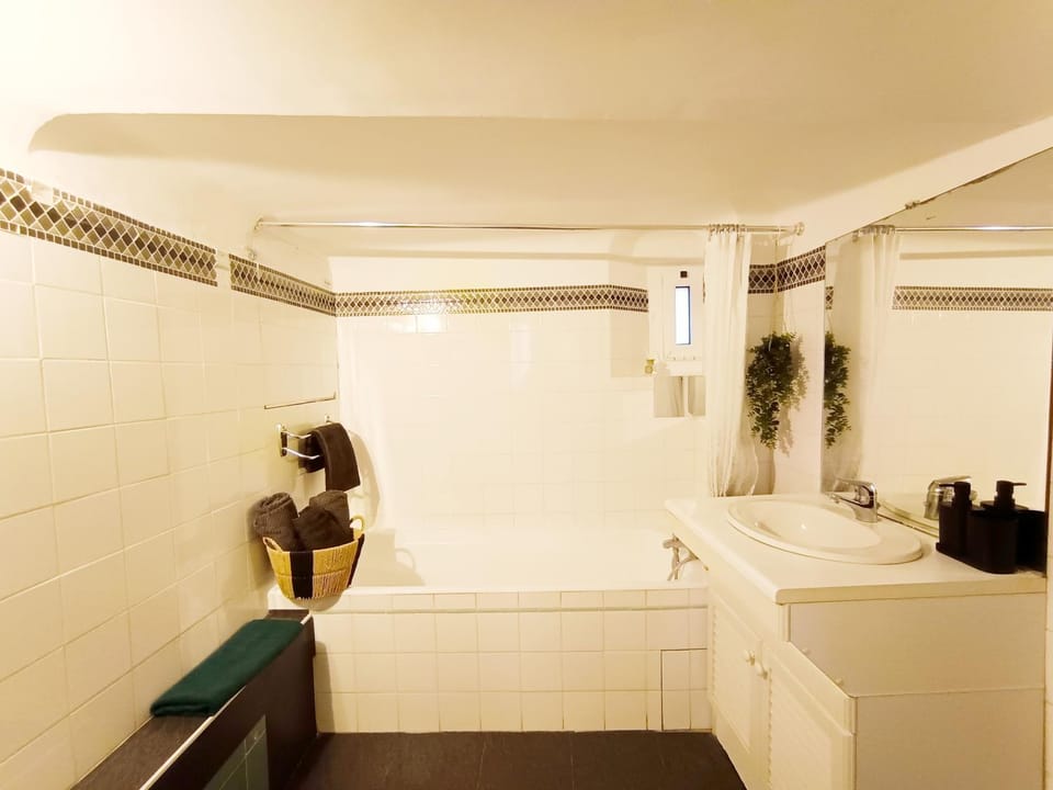 Bathroom, Bath, towels