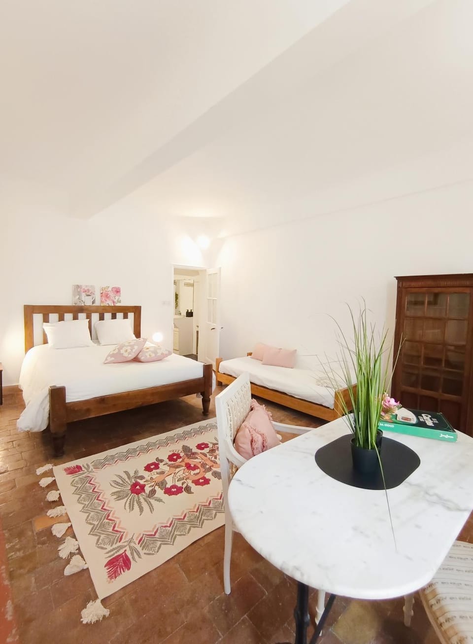 Photo of the whole room, Decorative detail, Bedroom