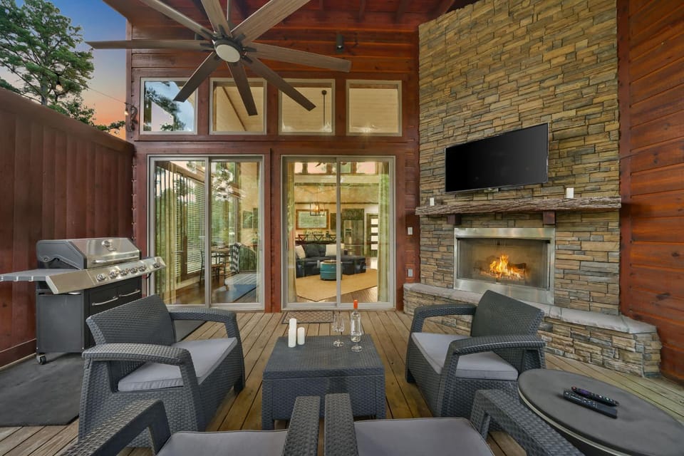 Cabin Retreat with Spa Fire Pit & Games - Sleeps 4 Cabin in Oklahoma