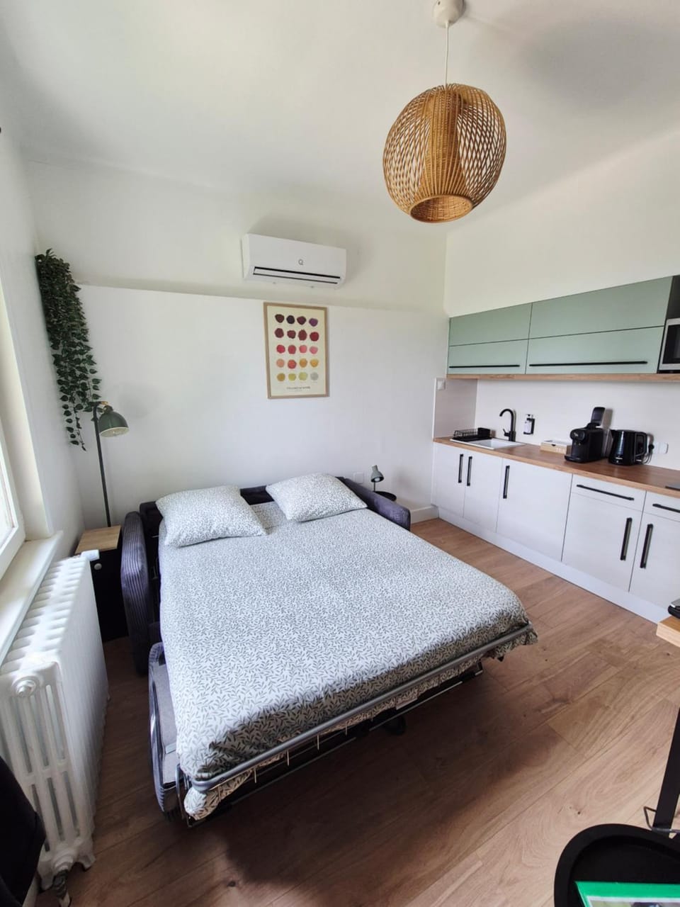 Bed, Night, Photo of the whole room, Bedroom, air conditioner