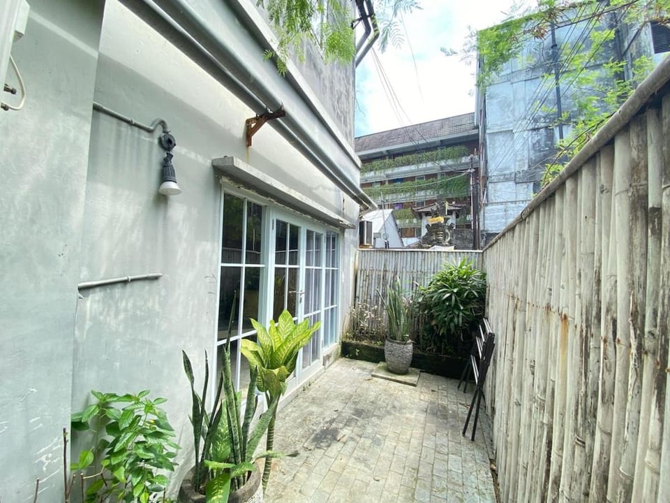 Heart of Seminyak 2bed 2bath 2 pools super quiet Apartment in North Kuta