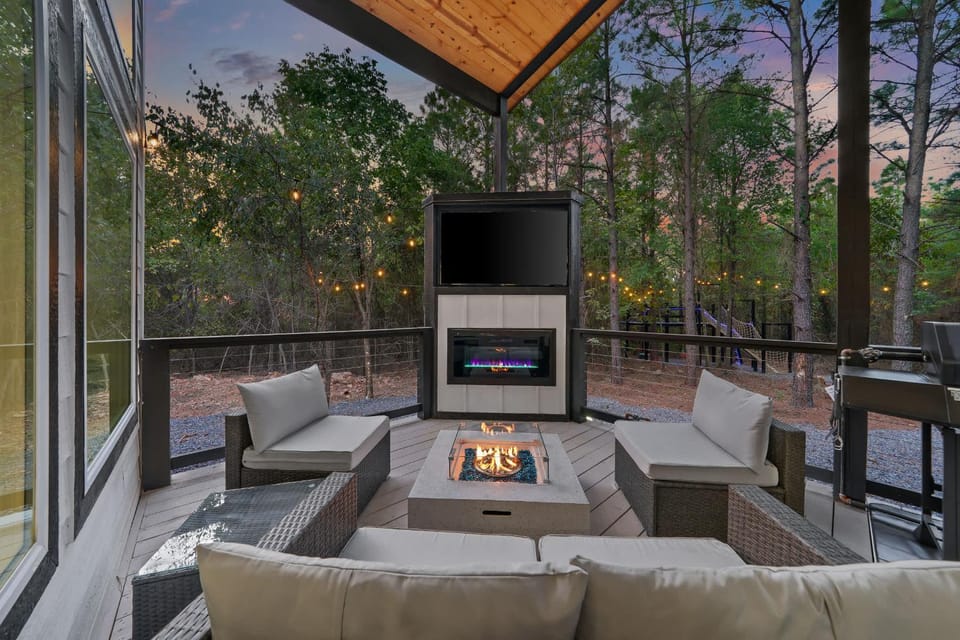 NEW Cabin with Treehouse Spa Firepit & Games Cabin in Oklahoma