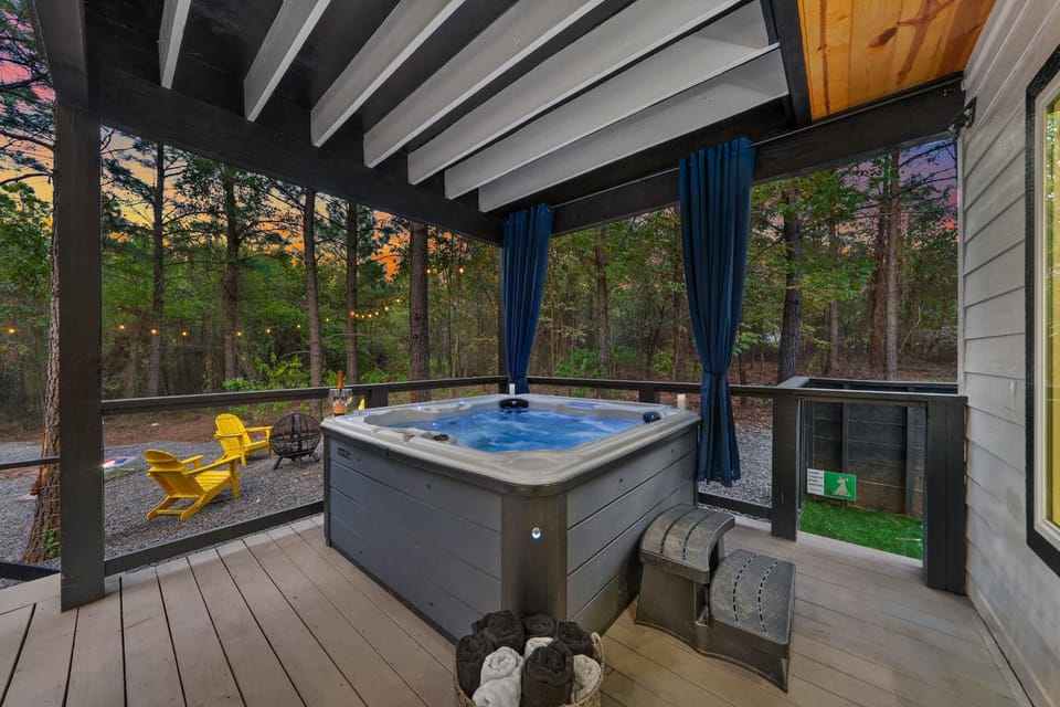 NEW Cabin with Treehouse Spa Firepit & Games Cabin in Oklahoma