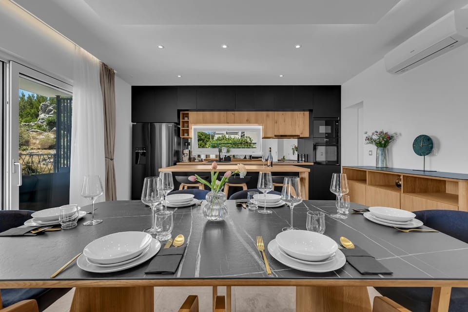 Living room, Food and drinks, Seating area, Dining area, Food