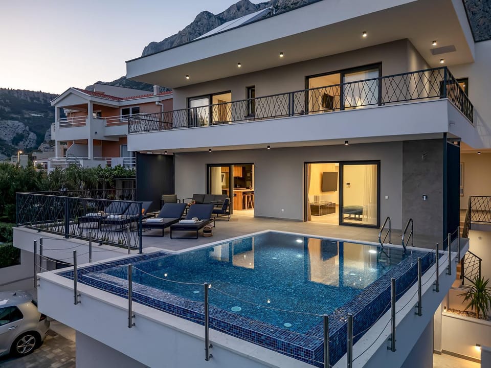 Property building, Natural landscape, View (from property/room), Balcony/Terrace, Mountain view, Pool view, Swimming pool, sunbed