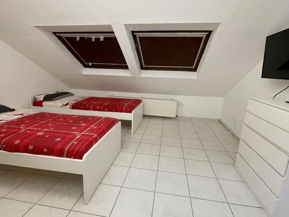 Bed, TV and multimedia, Photo of the whole room, Bedroom