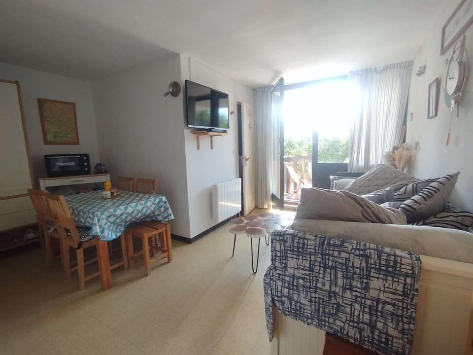 Bed, kitchen