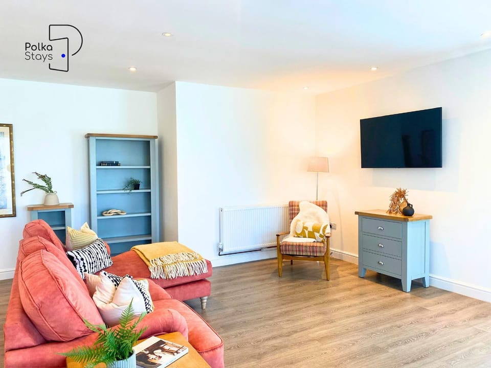 Communal lounge/ TV room, TV and multimedia, Living room, Seating area, Evening entertainment