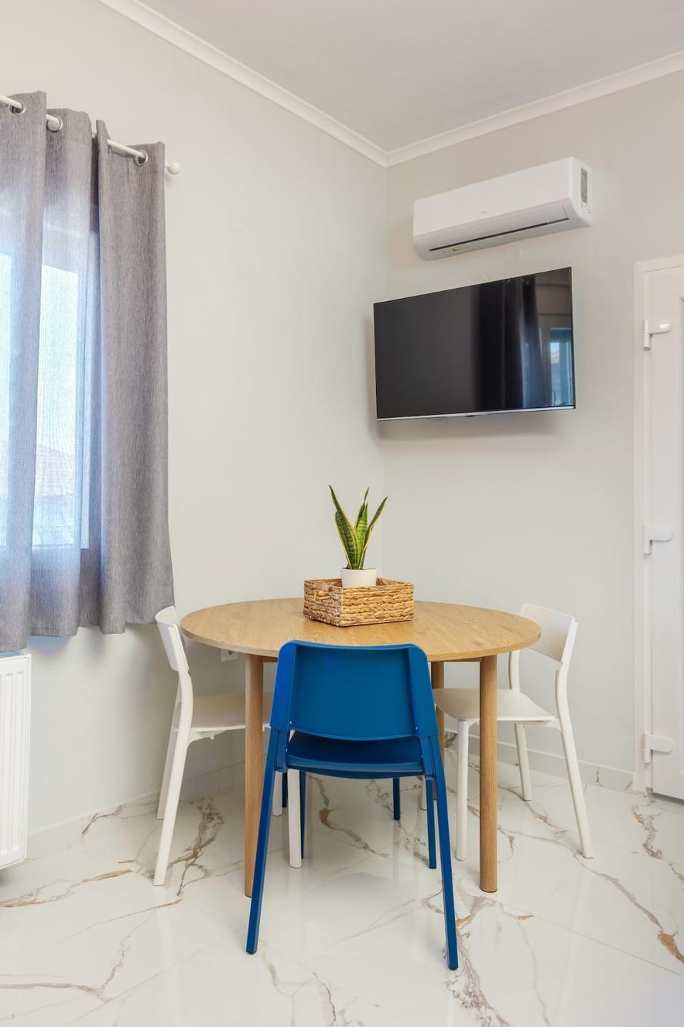 TV and multimedia, Living room, Seating area, Dining area, Evening entertainment, air conditioner