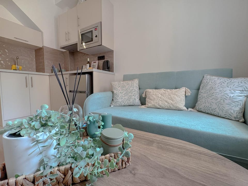 Kitchen or kitchenette, Living room, Seating area