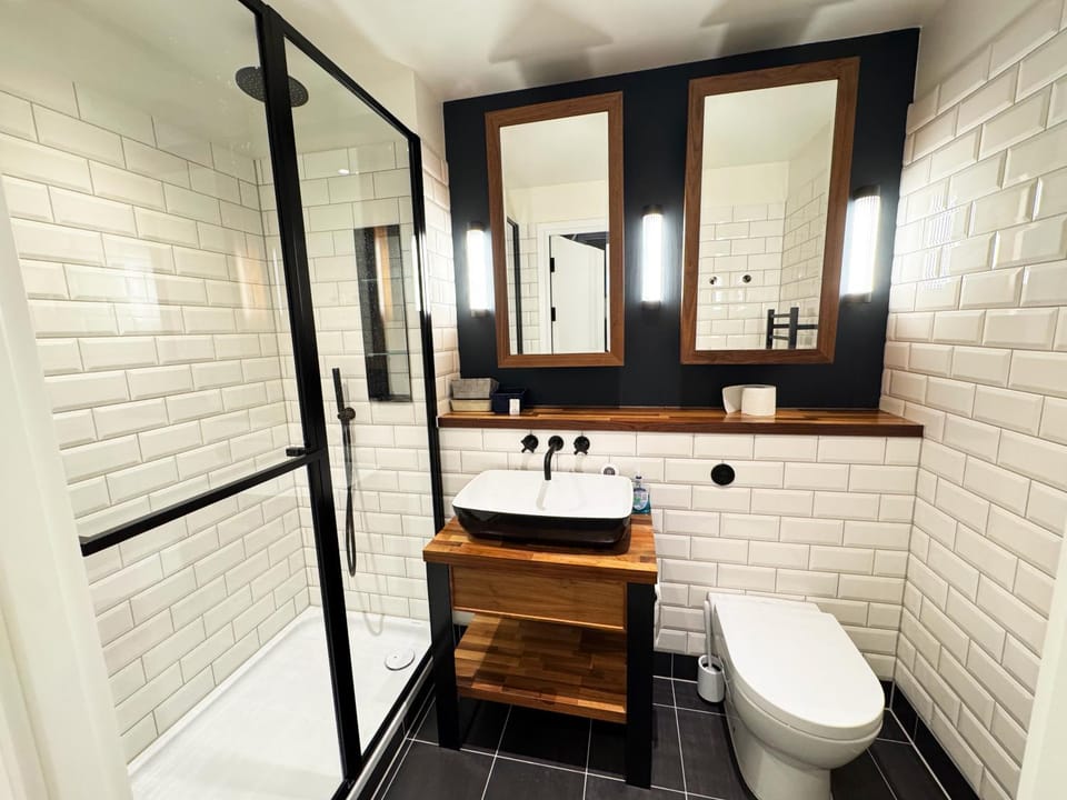 Tower Bridge Luxury Apartments with Balcony Apartment in London Borough of Southwark