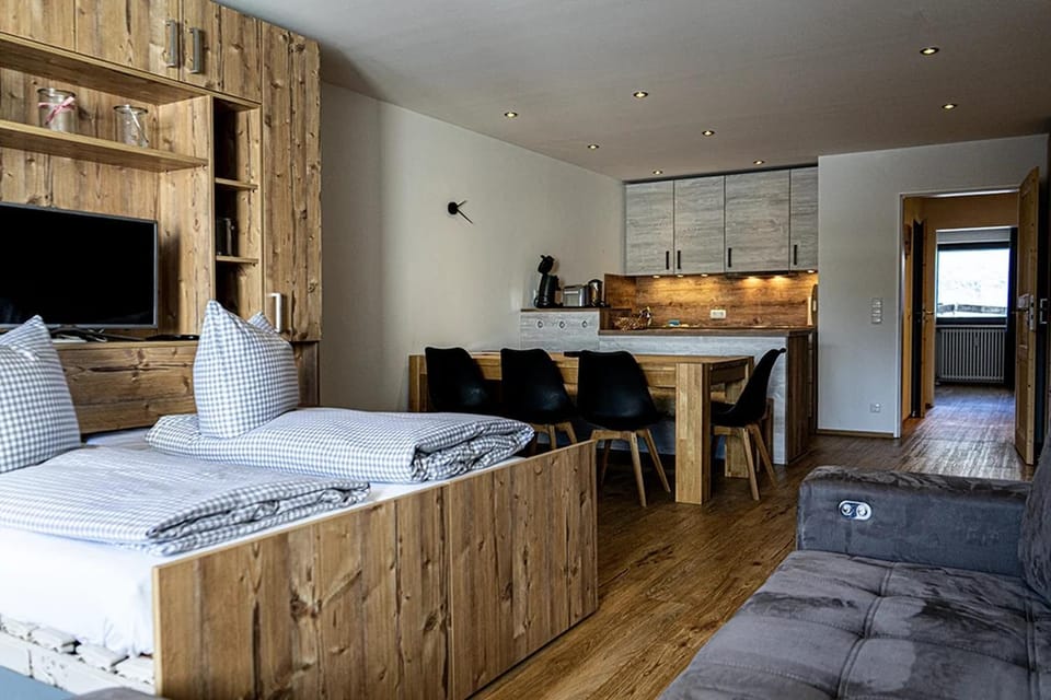Bed, TV and multimedia, Kitchen or kitchenette, Photo of the whole room, Seating area, Dining area, Evening entertainment