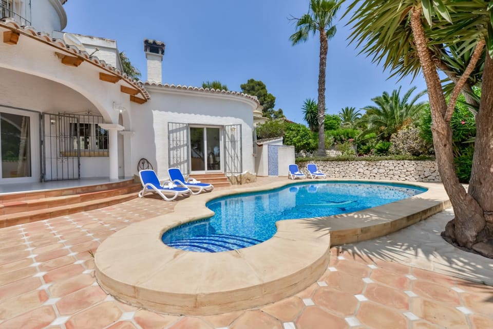 Shower, Swimming pool, sunbed