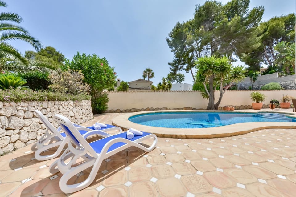 Swimming pool, sunbed
