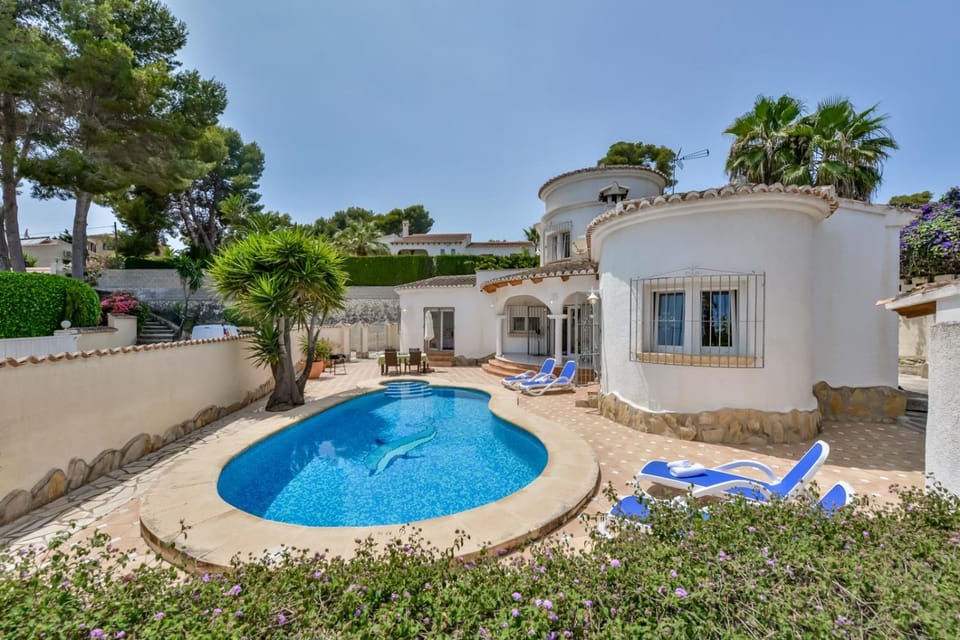 Property building, Swimming pool, sunbed