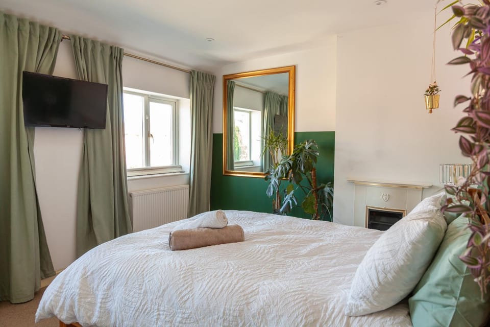 Bed, TV and multimedia, Bedroom, wardrobe