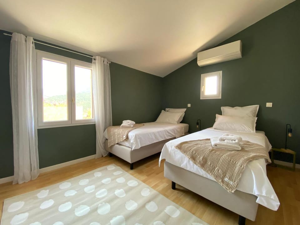 Bedroom, towels, air conditioner