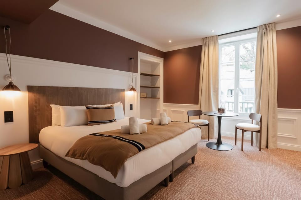 Bed, Photo of the whole room, Seating area, Bedroom